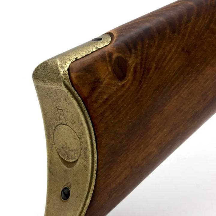Denix Winchester 1873 replika, nærbilde av kolbeplaten i gull