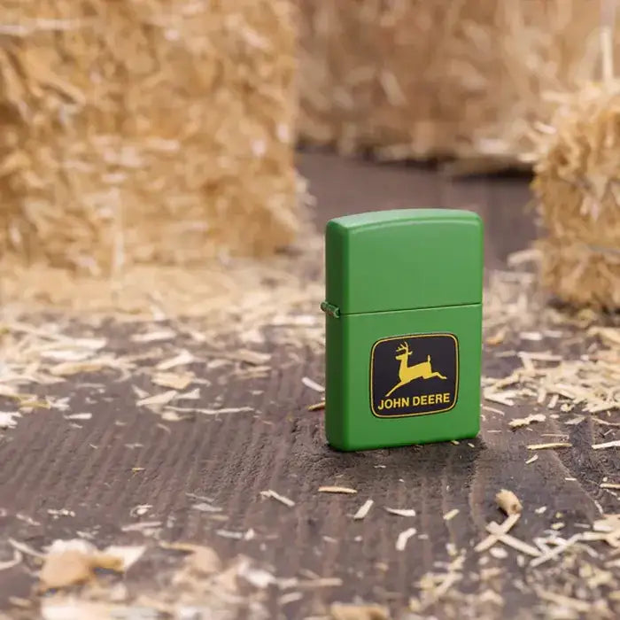 Zippo - John Deere Motiv - Moss Green Lighter - Game-On.no